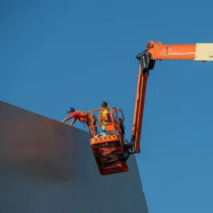 עבודת שיפוצים באמצעות מנוף